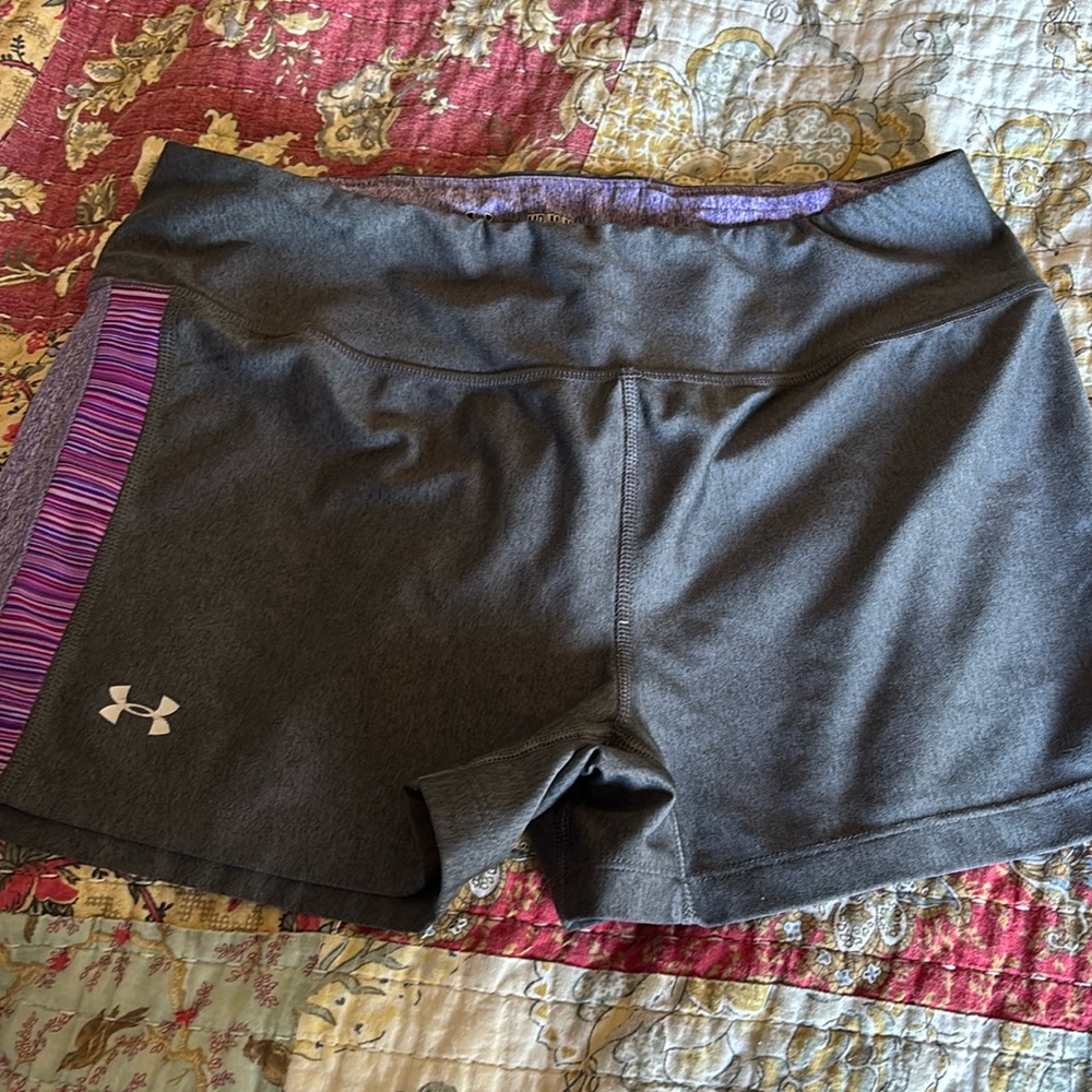 UNDER ARMOUR Fitted Heat Gear athletic shorts woman’s medium